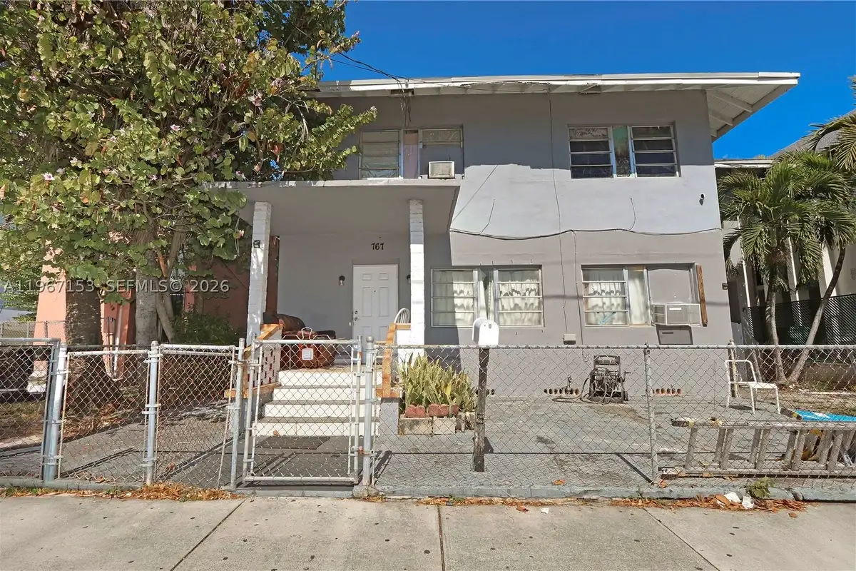 767 SW 2nd St, Miami: photo 1 of 22