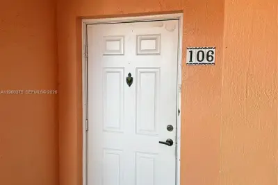 4677 NW 9th St #106, Miami: photo 1 of 4