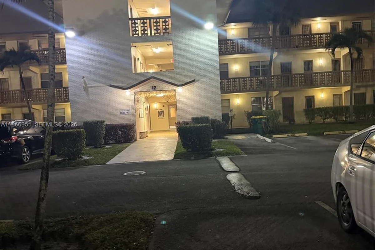 NE 14th Ave #109, North Miami Beach: photo 1 of 10