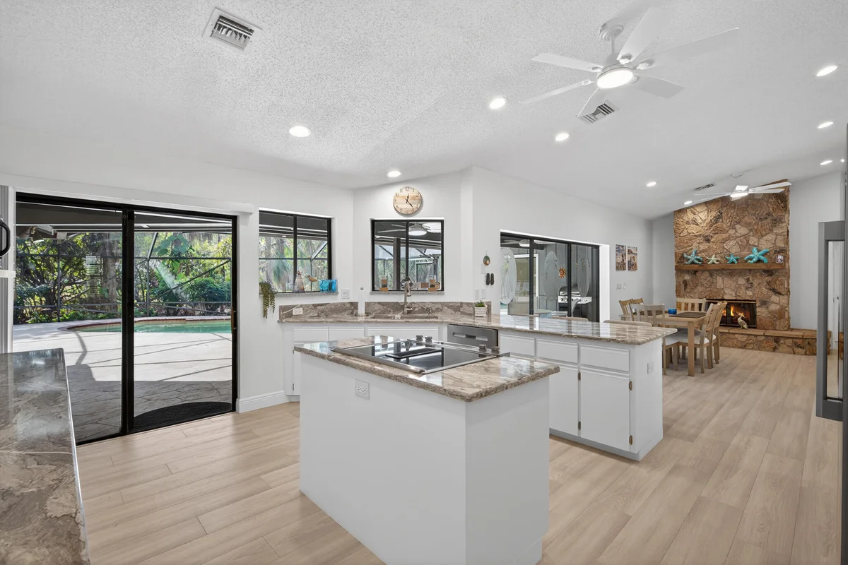 8166 N 155th Pl, Palm Beach Gardens: photo 1 of 20
