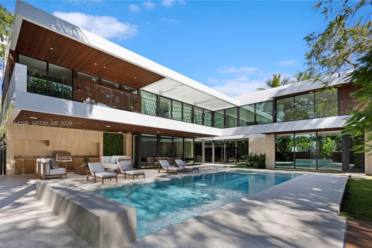 3210 Coacoochee St, Miami: photo 1 of 29