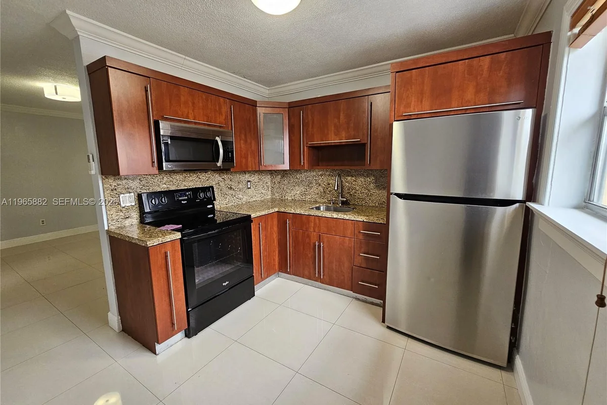47 NW 47th Ave #16, Miami: photo 1 of 10
