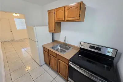 535 NW 7th St #9, Miami: photo 1 of 22