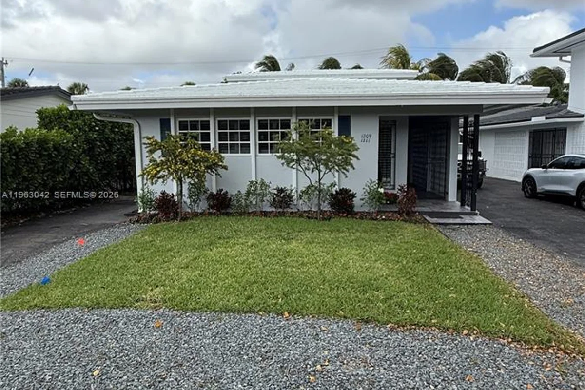 Townhouse in Coral Gables: photo 1 of 18