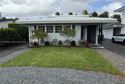 Townhouse in Coral Gables: photo 1 of 18