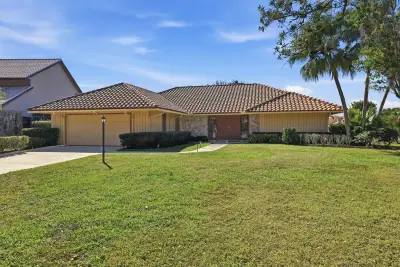 3 Old Fence Rd, Palm Beach Gardens: photo 1 of 23