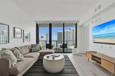 121 NE 34th St #2205, Miami: photo 1 of 58
