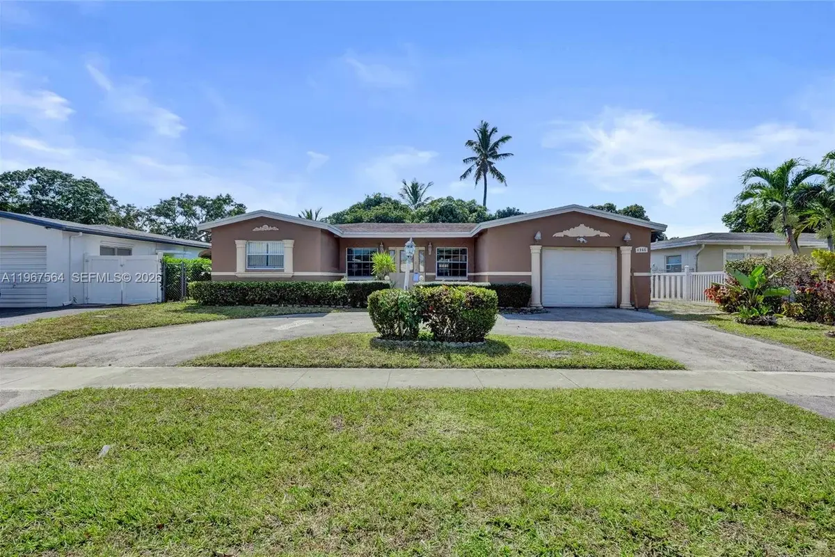 4966 NW 39th St, Lauderdale Lakes: photo 1 of 26