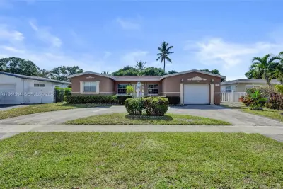 4966 NW 39th St, Lauderdale Lakes: photo 1 of 26