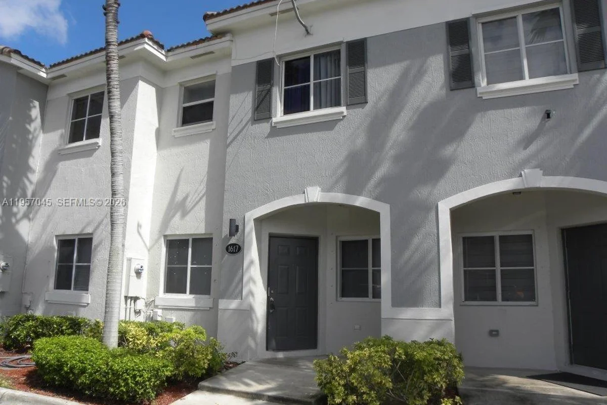1617 SE 30th St, Homestead: photo 1 of 5