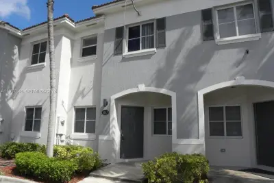 1617 SE 30th St, Homestead: photo 1 of 5