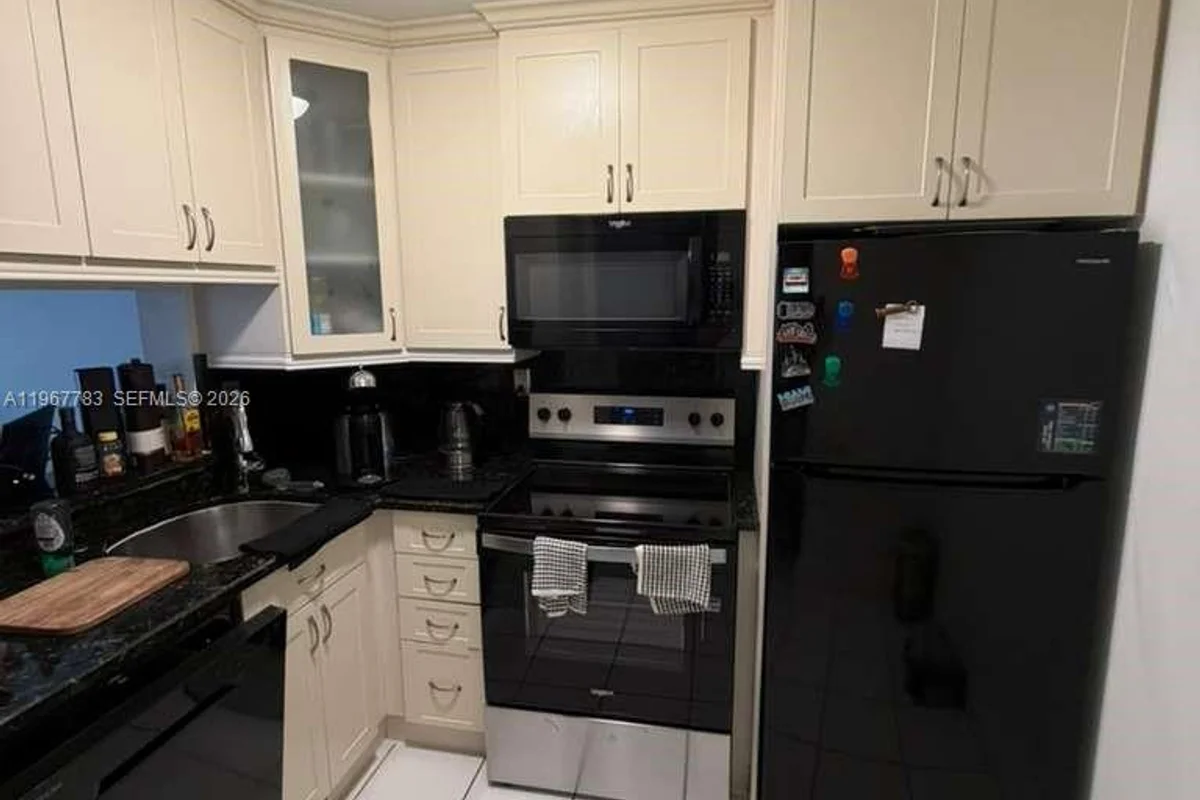 488 NW 165th St Rd #B-614, Miami: photo 1 of 12