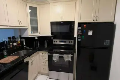 488 NW 165th St Rd #B-614, Miami: photo 1 of 12