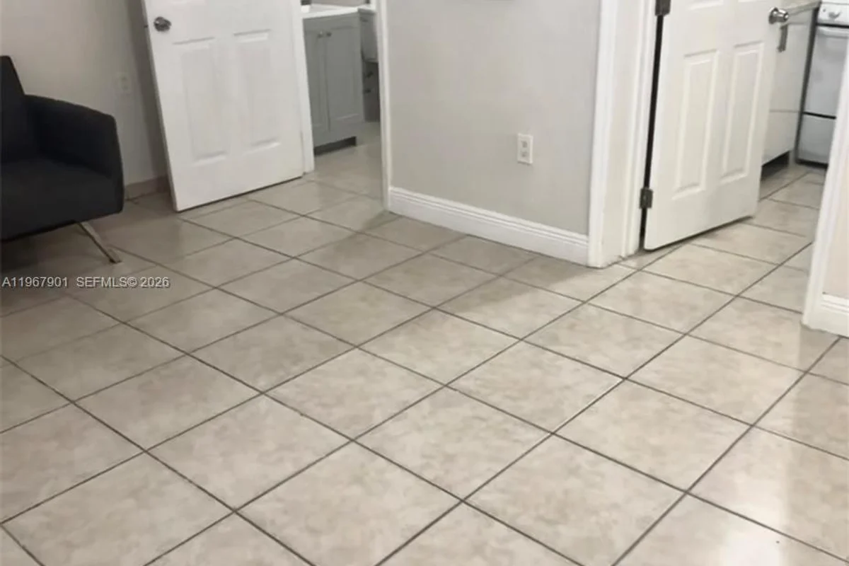 103xx SW 168th St, Miami: photo 1 of 7
