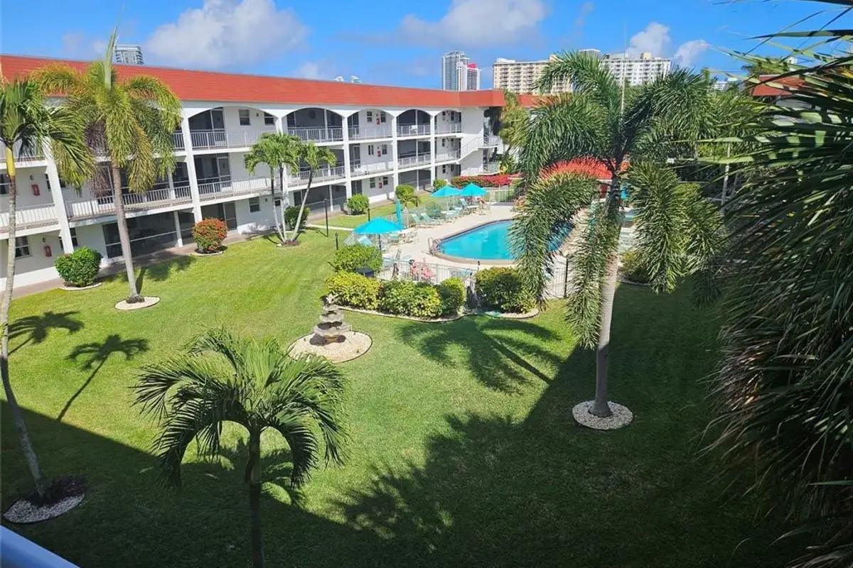 580 Egret Dr #310, Hallandale Beach: photo 1 of 40