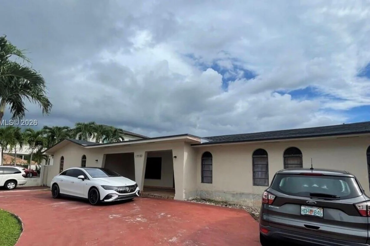 137xx SW 32nd St, Miami: photo 1 of 6