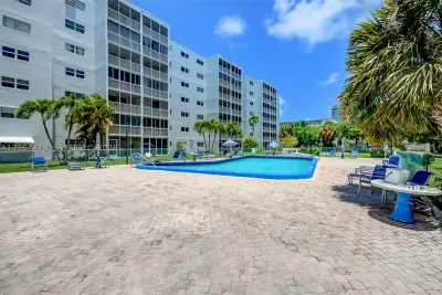 301 NE 14th Ave #702, Hallandale Beach: photo 1 of 12