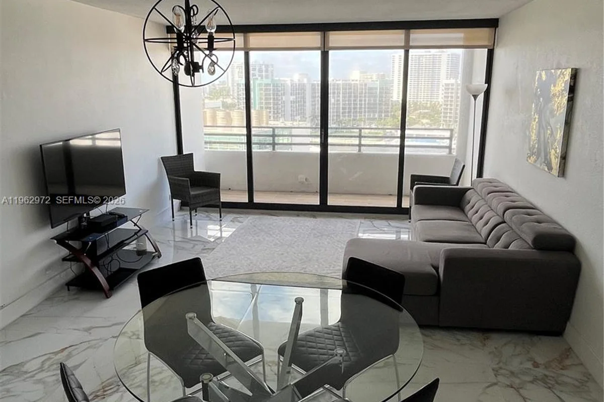 Condo in Hollywood: photo 1 of 21