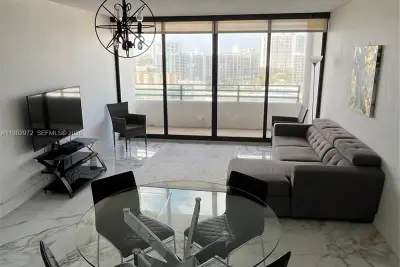Condo in Hollywood: photo 1 of 21