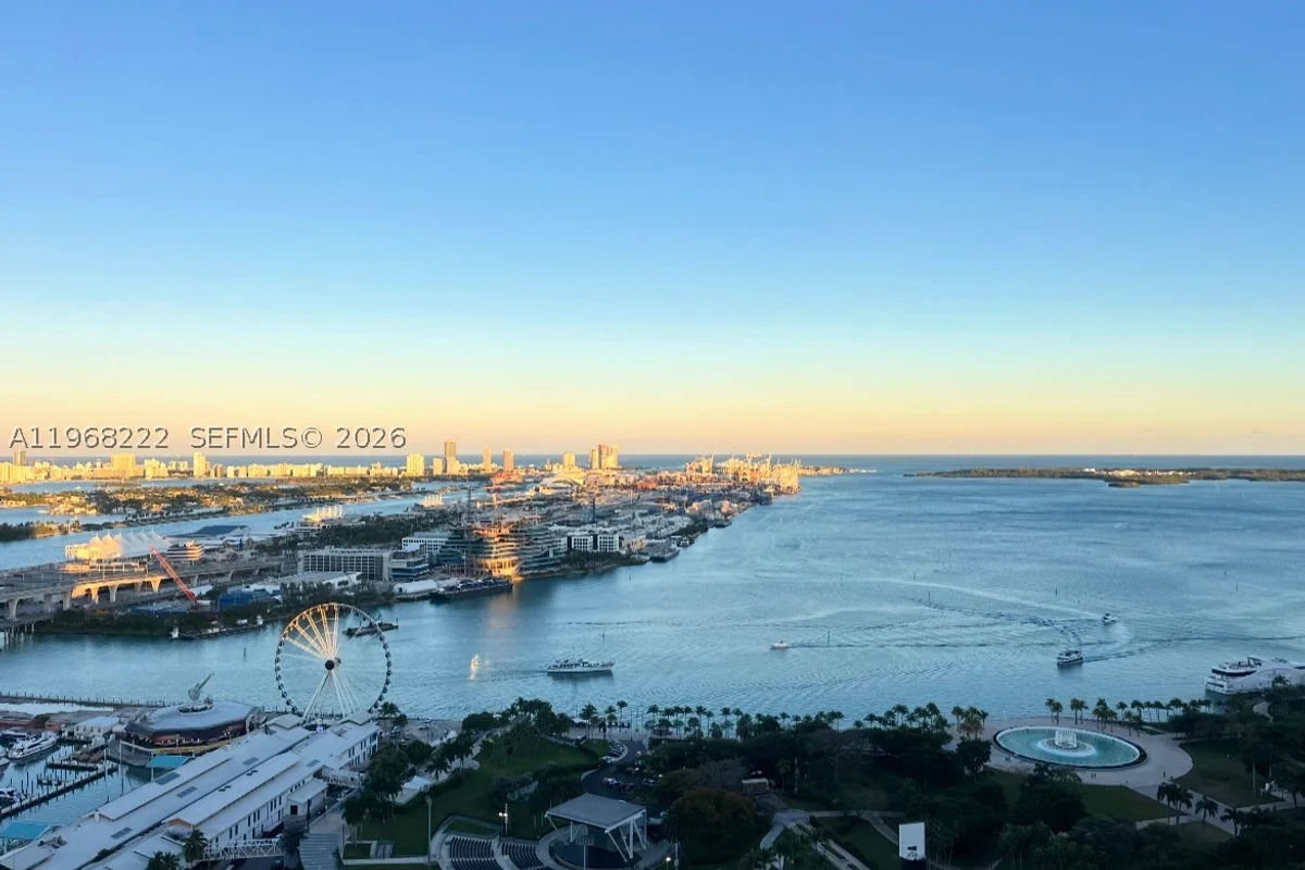 253 NE 2nd St #3903, Miami: photo 1 of 28