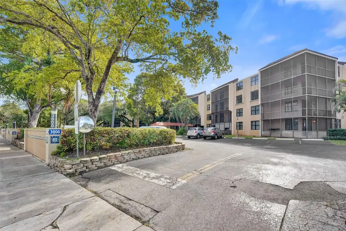 3800 N Hills Dr #412, Hollywood: photo 1 of 34