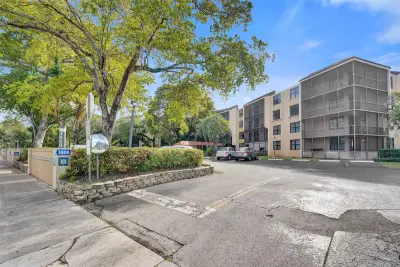 3800 N Hills Dr #412, Hollywood: photo 1 of 34