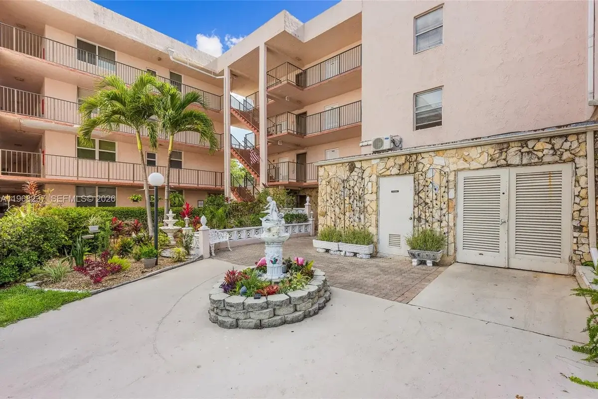 2861 Somerset Dr #104, Lauderdale Lakes: photo 1 of 29