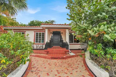 417 N 12th Ave N, Lake Worth: photo 1 of 42