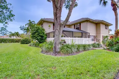 44 Essex Ct #B, Royal Palm Beach: photo 1 of 37