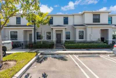 514 NE 12th St, Florida City: photo 1 of 38