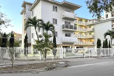 134 SW 7th Ave #404, Miami: photo 1 of 31