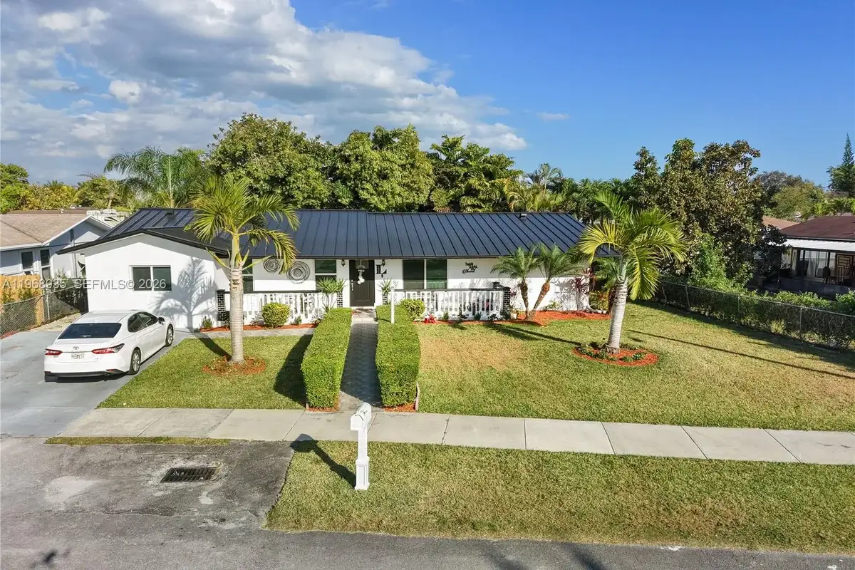 16323 SW 103rd Pl, Miami: photo 1 of 42