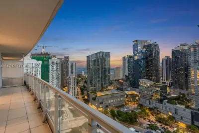 92 SW 3rd St #3804, Miami: photo 1 of 36