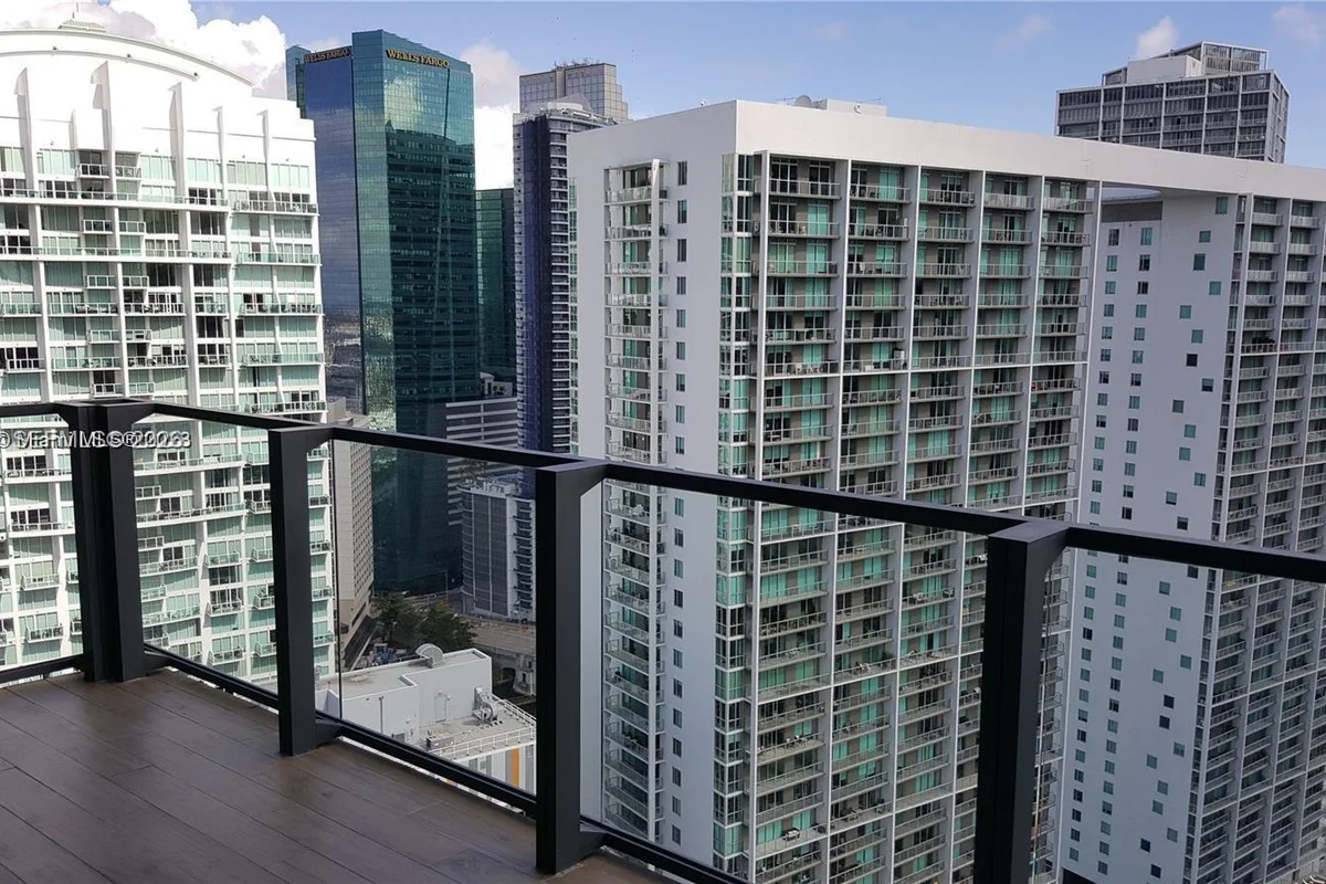 68 SE 6th St #3305, Miami: photo 1 of 12