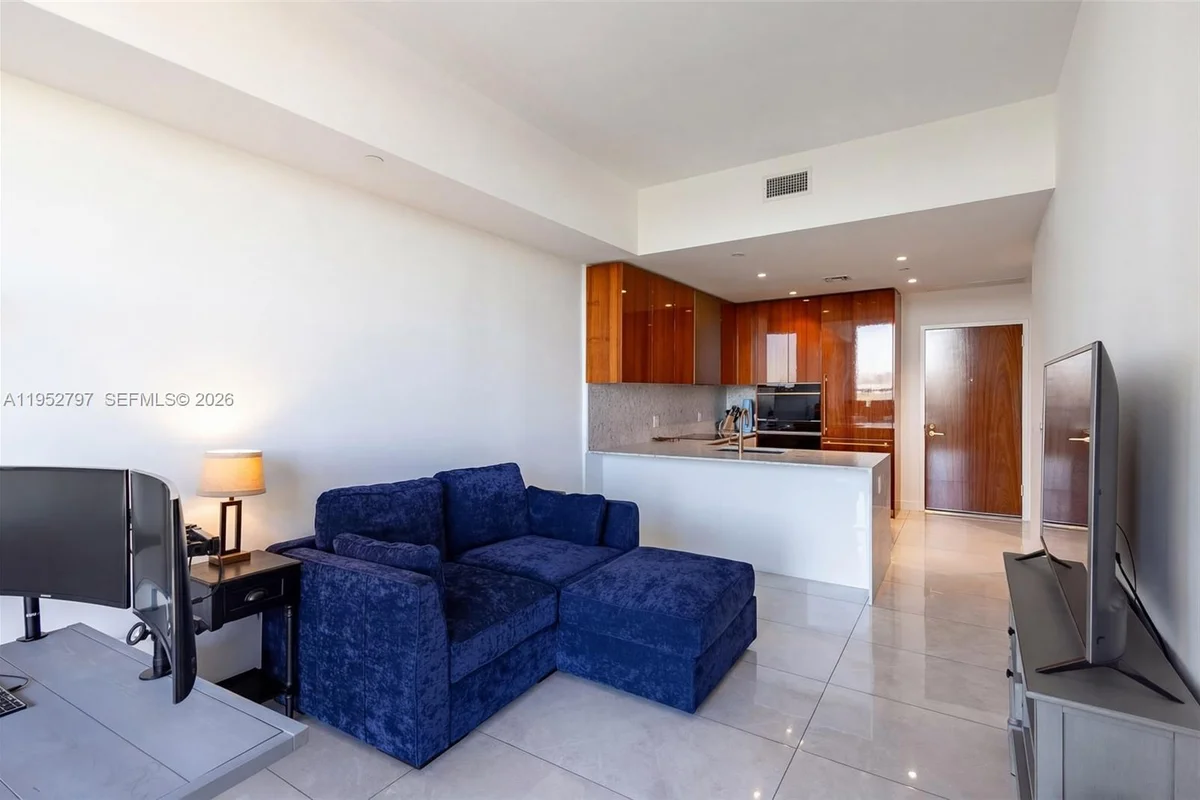 2678 Tigertail Ave #612, Miami: photo 1 of 10