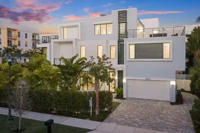 201 SE 4th Ave, Delray Beach: photo 1 of 97