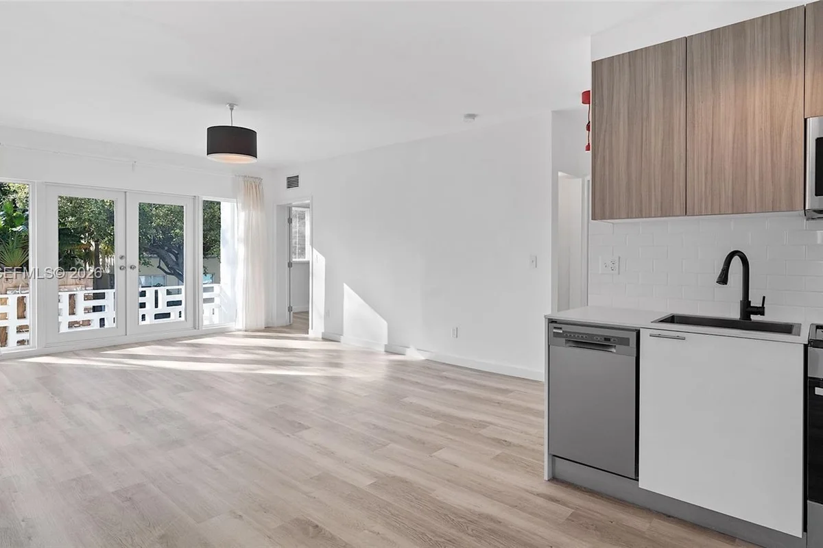 1561 Jefferson Ave, Miami Beach: photo 1 of 95