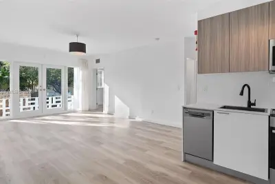1561 Jefferson Ave, Miami Beach: photo 1 of 95