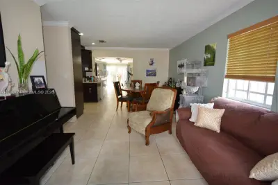890 E 38th St, Hialeah: photo 1 of 32