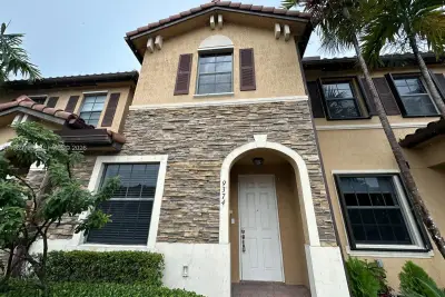 9374 W 32nd Ln, Hialeah: photo 1 of 48