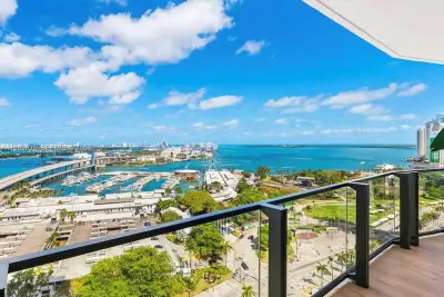 398 NE 5th St #3811, Miami: photo 1 of 19
