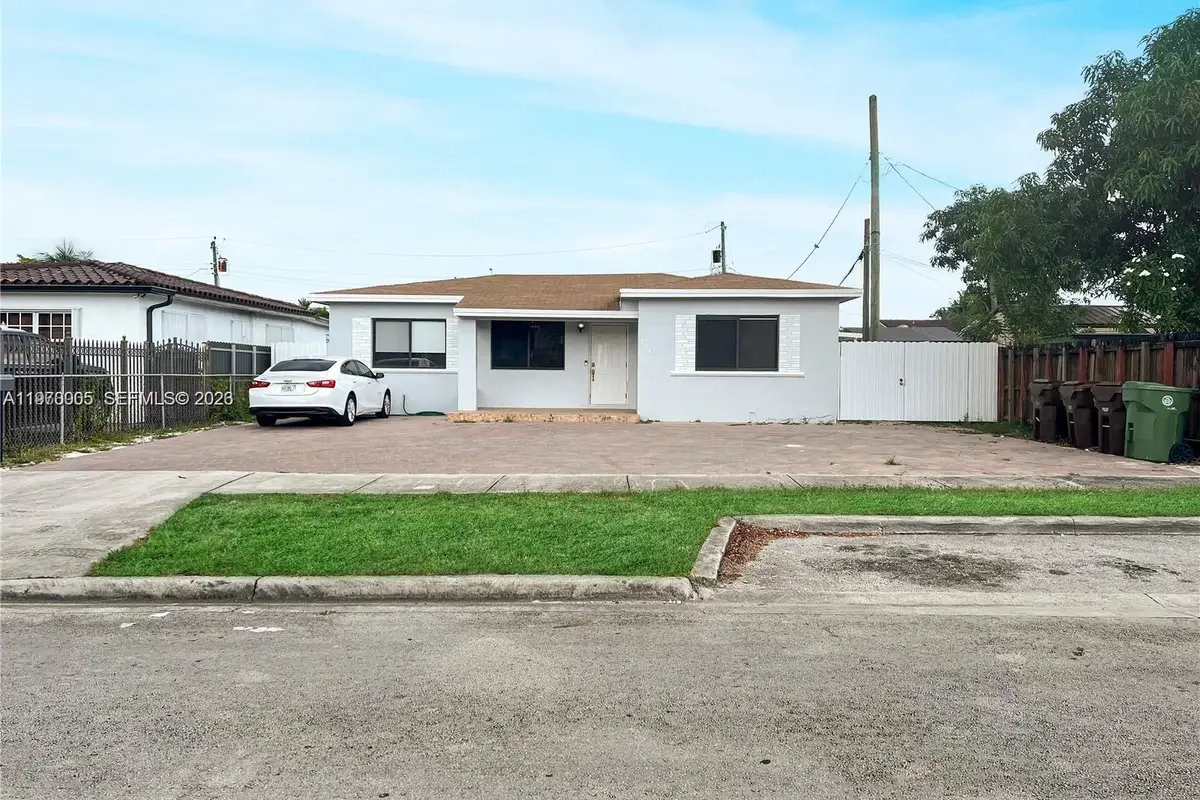 221 W 31st St, Hialeah: photo 1 of 10