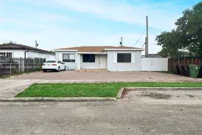 221 W 31st St, Hialeah: photo 1 of 10