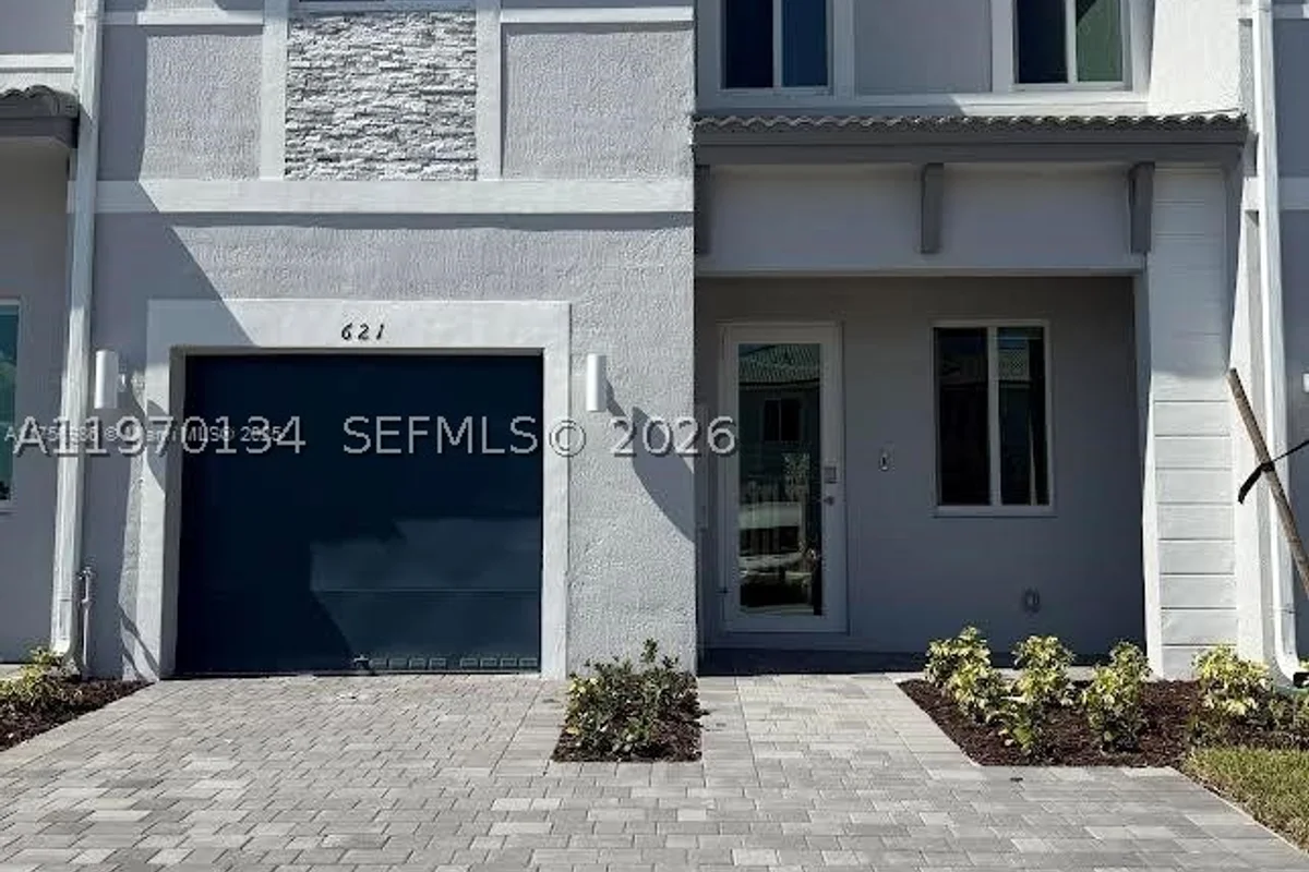 621 SE 13th St Cir #1, Homestead: photo 1 of 12