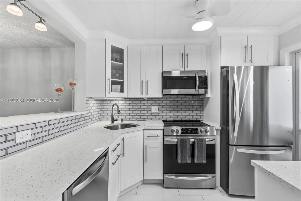 3201 NE 8th St #405, Pompano Beach: photo 1 of 32