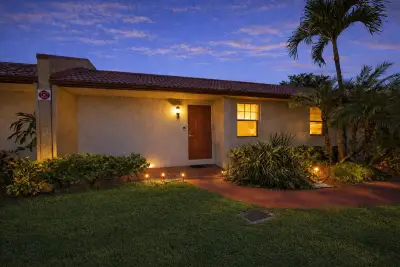 105 Lake Irene Dr, West Palm Beach: photo 1 of 41
