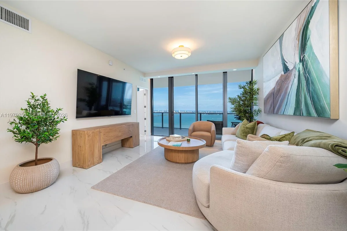 700 NE 24th St S #4306 S, Miami: photo 1 of 17