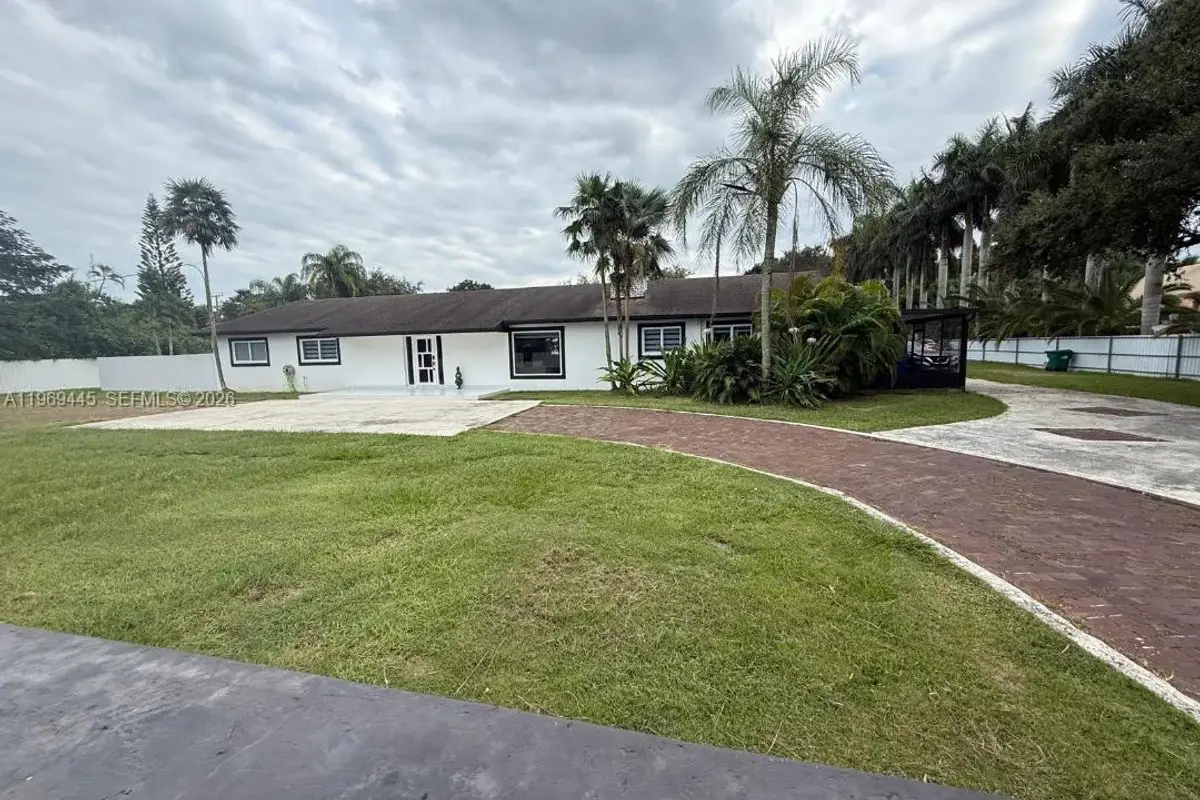 15750 SW 216th St, Miami: photo 1 of 16