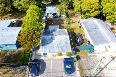 659 NE 32nd St, Oakland Park: photo 1 of 17