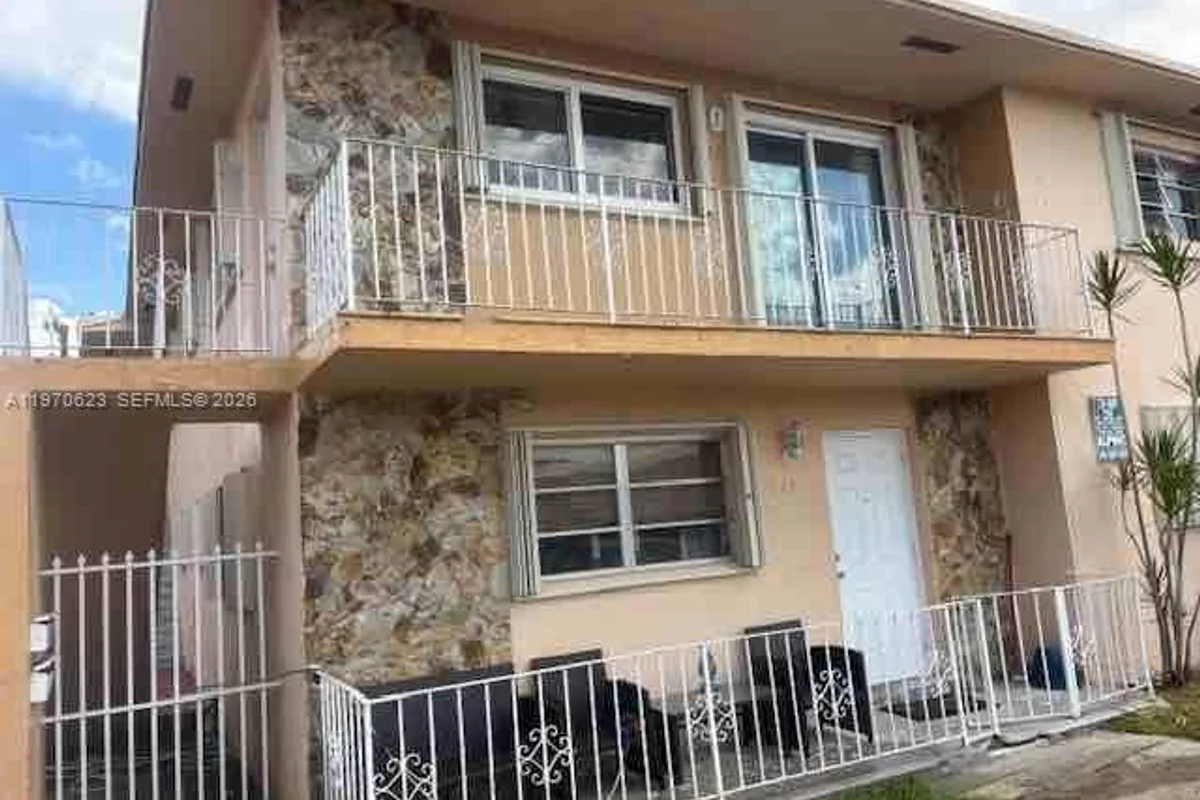Townhouse in Hialeah: photo 1 of 11